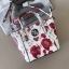 GUESS MINI CROSS BODY BAG กระเป๋าถือหรือสะพายรุ่นฮิตจาก GUESS FACTORY วัสดุ Saffiano PVC คุณภาพดี นิ่ม น้ำหนักเบา ด้านหน้าประดับด้วยโลโก้แบรนด์สุดหรู เปิดปิดกระเป๋าด้วยซิปสะดวกใช้ ด้านในโล่งกว้าง ซับในลายแบรนด์ สายสะพายยาวปรับได้ฟรีไซร์ ยาวสุด57cm. หูหิ้ว
