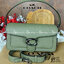 COACH TABBY SHOULDER BAG 26 ((73995)) พัฒนามากจากกระเป๋า Coach รุ่นดังยุค 1970 ทำจากผ้า Canvas เคลือบลายซิกเนเจอร์ หนังลายกรวดและหนังกลับ ด้วยวัสดุคลาสสิค มากับสายที่ถอดได้ถึง 2 สาย ไม่ว่าจะเป็นสายหิ้วหรือสายสะพาย หนังลายกรวดและหนังลูกวัวแบบเนื้อละเอียด แ