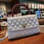 VIP 】รุ่นยอดฮิตตลอดกาล ไซส์กำลังสวย!! จากแบรนด์ Chanel กระเป๋าถือ/สะพาย หนังลายคาเวียร์ โลโก้เด่นชัด เปิด-ปิดกระเป๋าด้วยตัวบิดล็อค อะไหล่สีทองหรู ทรงสวยผู้ดี ภายในกระเป๋ามีช่องโล่งกว้างจุของได้พอสมควร มีช่องซิปแบ่งสัดส่วน ด้านหลังมีช่องเก็บของจุกจิกอีก 1 