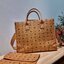 M.C.M MEDIUM MÜNCHEN TOTE IN VISETOS กระเป๋าโท้ทไซส์ใหญ่ จุเน้นๆ ใหม่ล่าสุด ที่ใช้สามารถใช้ได้ทั้งหนุ่มๆและสาวๆ รูปทรงคลาสสิค ดีไซน์เป็นเอกลักษณ์ แถมยังได้ใบลูกใส่ของจุกจิกได้อีก แบ่งเป็นสัดส่วนได้เลย วัสดุหนังแคนวาสตัดสลับหนังแท้