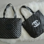CHANEL LARGE VIP TOTE BAG สินค้าสมนาคุณจากงาน VIP GIFT แบรนด์ดังสุดหรูอย่าง CHANEL โดดเด่นด้วยตัวกระเป๋าขนาดใหญ่ จุของได้เยอะ วัสดุหนัง PU นิ่ม ด้านหน้าปักด้วยโลโก้ CC หนังแก้ว เปิดปิดด้วยกระดุมแม่เหล็ก ด้านในผ้าบุปั้มแบรนด์ชาแนล มีช่องใส่ของใหญ่ แถมแบ่งช