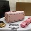 M.C.M ESSENTIAL BOSTON BAG IN VISETOS Small 23 Handbag มาพร้อมสายสปอร์ต กระเป๋าถือ/สะพายข้าง ทรงหมอน สวยโดดเด่น ทรงสวยยอดนิยม มาพร้อมพวงหนังห้อย และสายรัดเก็บหูจับ วัสดุหนังแคนวาสคุณภาพดี เปิด-ปิดด้วยซิป ภายในโล่งกว้าง ใส่ของได้เยอะ กระเป๋าสตางค์ โทรศัพท์