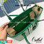 TORY BURCH TOTE BAG กระเป๋าสะพายไหล่ทรงชอปปิ้ง รุ่นขายดีอันดับ1 ของแบรนด์นี้นะคะ ทรงคลาสสิค ฮิตตลอดกาล ทรงสวยขนาดกำลังดี ตัวกระเป๋า วัสดุหนัง Pu ด้านหน้าติดโลโก้แบรนด์ /ประดับด้วยพวงกุญแจหนัง ตัดแถบแนวเส้นตรงวัสดุผ้าแคนวาส เปิดปิดด้วยซิปรูด ภายในช่องหลัก 