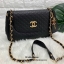 Chanel Quilted Shoulder Bag With Chain VIP Gift With Purchase (GWP) VIP. Gigt ของแท้! Chanel Perfume Counter ขนาดกำลังดี น้ำหนักเบา วัสดุหนัง pu. ลายตาราง เปิดปิดด้วยฝาปิดกระดุมแม่เหล็ก ด้านหน้ามีโลโก้แบรนด์ ประดับ Tagหนังดูมีดีเทล อะไหล่แบรนด์รอบใบ ภายใน