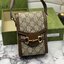หนังแท้ GUCCI Horsebit phone bag กระเป๋าสะพาย กระเป๋าใส่โทรศัพท์สุดคลาสสิก หนังวัวแท้สีน้ำตาล/สีขาว อะไหล่ทองสวย ดีไซต์สัญลักษณ์วงแหวนตามแบบฉบับแบรนด์ สายสะพายยาวที่สามารถปรับระดับได้ ภาพสินค้าถ่ายจากงานขายจริง ใช้งานต่างประเทศได้ค่ะ