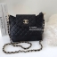 CHANEL VIP GIFT SHOULDER BAG รุ่น Limitedจากงาน VIP GIFT(GWP) ของแท้100% วัสดุหนังคาเวียร์เต็มใบ เปิดปิดด้วยซิปอะไหล่ทอง ด้านในใส่ของได้เยอะ มาพร้อมสายสะพาย2สายแบบ ทั้งสายโซ่สลับหนังและสายกนังคาเวียร์ ถนอมไหล่ ถอดออกได้ สวยหรูในราคาที่เอื้อมถึง ห้ามพลาดนะ