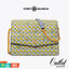 Tory Burch Robinson Printed Convertible Shoulder Bag กระเป๋าสุดคลาสสิค Collection นี้เหมาะกับสาว ๆ วัยรุ่นเป็นพิเศษ ด้วยโทนสีสดใสที่ทางแบรนด์ได้ดีไซน์ออกมาอย่างพิถีพิถัน สามารถตอบโจทย์สาว ๆ ที่มีคาแรคเตอร์หวาน สดใส และร่าเริงได้อย่างแท้จริงอีกทั้งลายโซ่ยั