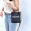 หนังแท้ CELINE MINI VERTICAL CABAS IN TRIOMPHE CANVAS AND CALFSKIN WITH CELINE PRINT / CELINE TOTE พร้อมส่งที่ไทย กระเป๋าโท้ททรงตั้ง CABAS TRIOMPHE ขนาดมินิ 17cm งานหนังแท้ CALFSKIN ทั้งใบ พร้อมหูหิ้วสองข้างและสายสะพายหนังแบบถอดได้ ภาพสินค้าถ่ายจากงานขายจ