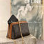 ORI 】หนังแท้ CELINE CLUTCH WITH CHAIN IN TRIOMPHE CANVAS AND LAMBSKIN WHITE/TAN กระเป๋าคลัทช์ดีไซน์เรียบหรูออกแบบมาได้อย่างลงตัว พร้อมสายสะพายโซ่ทองสุดหรู ด้วยรูปทรงที่สวยงามและทันสมัย สามารถใส่กระเป๋าสตางค์ใบสั้นหรือเครื่องสำอางค์ได้ตามขนาดกระเป๋า ในเรื่