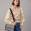 Tory burch t monogram jacquard shoulder bag คอลเลคชั่น T Monogram สำหรับคอลเลคชั่นฤดูใบไม้ผลิ 2021 เราสร้างสรรค์ลายโมโนแกรมที่ได้รับแรงบันดาลใจมาจากลวดลายการถักทอผ้าห่มของชาว Pennsylvania Dutch แบบดั้งเดิม เป็นการเฉลิมฉลองโลโก้สุดไอคอนนิคของแบรนด์ โดดเด่น