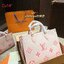 พร้อมส่ง 2 ไซส์ 2 สี โทนพาสเทล 💖💖 LV OnTheGo Leather Handbag / LV Tote Crossbody Bag กระเป๋าทรงโท้ทเวอร์ชั่นดั้งเดิม งานหนังเต็มใบ โทนสีพาสเทลละมุน ปั้มโลโก้ไล่สีเป็นเอกลักษณ์
