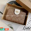 COACH SMALL WALLET IN SIGNATURE CANVAS กระเป๋าสตางค์ใบกลาง แบบพับสองตอน หน้าจดหมาย เปิดปิดด้วยกระดุมปั้มแบรนด์ ด้านในมีช่องใส่บัตรหลายช่อง พร้อมช่องใส่รูป และช่องใส่ธนบัตร ด้านหลังมีช่องซิปเหรียญอีกหนึ่งช่อง น้ำหนักเบา พกพาสะดวก อะไหล่ทองสุดหรู ห้ามพลาดค่