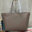 Tory burch mcgraw tote Bag หากเอ่ยถึงกระเป๋าทรง Tote Bag ที่สามารถบรรจุของได้หลากหลาย อีกทั้งยังมีดีไซน์อันเป็นเอกลักษณ์ Tory Burch เองเป็นอีกแบรนด์หนึ่งที่มีหลายตัวเลือกให้สาวๆได้หยิบชม แนะนำสำหรับรุ่น mcgraw แบบสาวๆที่ชอบใบใหญ่ใส่ของได้แบบจุใจ มีสายกระเ