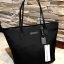 CALVIN KLEIN JEANS TOTE BAG กระเป๋าสะพาย Calvin Klein Jeans Limited Edition จาก Calvin Klein Jeans วัสดุ Polyester คุณภาพดี เนื้อหนา น้ำหนักเบา ด้านหน้าประดับโลโก้แบรนด์สุดหรู พร้อม TAG ห้อยที่หูหิ้วดูมีดีเทล เปิดปิดกระเป๋าด้วยซิปสะดวกใช้ หัวซิปโลโก้แบรนด