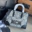 หนังแท้ M.C.M Munchen Tote in Vintage Monogram Jacquard M.C.M Visetos jacquard tote bag พลาดไม่ได้กับทรงtote bag จากjacquard collection ที่นำลายvisetos monogram มารังสรรค์ผ่านเทคนิคการทอผ้า ให้เป็นลวดลายแบบสไตล์วินเทจ แบบนี้ดูผู้ดีสุด ๆ ขอบกระเป๋าผลิตจากห