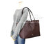 COACH MARKET TOTE กระเป๋าถือใบใหญ่ทรง TOTE ทรงกระเป๋าสวยหรู กระเป๋าใบใหญ่ใส่ของได้เยอะ Tote bag อีกหนึ่งรุ่นฮิต ให้พื้นที่จุของกว้างขวาง เชื่อว่าต้องเคยผ่านตาสาว ๆ มาก่อนแน่นอนค่ะ เพราะเป็นกระเป๋าที่ใช้งานง่าย สะพายไหล่ไปได้ทุกที่ ทุกโอกาส ด้วยขนาดของกระเ