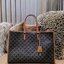 VIP 】CELINE LARGE TOTE BAG VIP GIFT WITH PURCHASE (GWP) กระเป๋าพรีเมี่ยมกิ๊ฟ Limited จาก CELINE HAUTE PARFUME DUTYFREE COUNTER วัสดุ TRIOMPHE CANVAS หนังแท้สวยอยู่ทรงดีไซน์หรูคลาสสิค มาพร้อมTAGสายหนังห้อยกุญแจทอง ภายในโล่งกว้างมีช่องซิป หัวซิปแบรนด์ สามาร