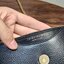 TORY BURCH BRITTEN MINI TOP HANDLE BAG พร้อมส่งที่ไทย กระเป๋าสะพาย Crossbody วัสดุหนังวัวแท้ การออกแบบเรียบง่าย ยังคงความหรูหราเอาไว้ มาพร้อมสายยาวโซ่อะไหล่ทองสลับหนัง ถอดออกได้ ตอบสนองการใช้งานได้ดี มีหูหิ้วด้านบนสามารถใช้งานได้ในหลายโอกาสค่ะ