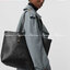 BURBERRY Embossed Crest Leather Tote Bag กระเป๋าสะพายทรงชอปปิ้ง หน้าปั้มโลโก้แบรนด์ งานหนังทั้งใบ ซับในลายออริจินอลแบรนด์หรูมากค่ะ จุของได้เยอะ ใบใหญ่ทรงสวย ภายในโล่งกว้าง สามารถใส่กระเป๋าสตางค์ยาว มือถือ ของใช้ได้เยอะ งานตัวจริงสวยน่าใช้มากค่ะ พร้อมส่งที