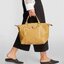Longchamp Le Pliage Cuir Top handle bag S เรียกว่าเป็นกระเป๋าอีกหนึ่งรุ่นที่ไม่ว่ายังไงก็ฮอตฮิตและติดเทรนด์ตลอดไม่เคยเปลี่ยนกับ ทรง Le Pliage Cuir หนึ่งในตระกูลกระเป๋าสุดไอคอนิกจากแบรนด์