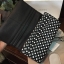 GUESS SAFFIANO LONG WALLET กระเป๋าสตางค์ใบยาวหนัง saffiano สวยหรู จากแบรนด์ดัง GUESS วัสดุหนัง Saffiano สวยหรูอยู่ทรง ด้านหน้าประดับโลโก้แบรนด์ เปิดปิดด้วยกระดุมปรับได้2ระดับ ภายในมีช่องซิปสำหรับใส่เหรียญ หัวซิปปั้มโลโก้ สามารถใส่มือถือ iphone 7 plusได้ค่