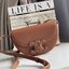 CELINE BESACE CUIR TRIOMPHE IN SMOOTH กระเป๋ารุ่นนี้นำเสนอในรูปทรงฮาล์ฟมูนที่ตอนนี้กำลังงมาแรง เปิดด้วยกระดุมแป๊กเพื่อเผยให้เห็นช่องภายในที่กว้างขวางและกระเป๋าด้านในแบบแบน คุณสมบัติที่โดดเด่นอีกอย่างของกระเป๋าอยู่ที่โลโก้ขนาดใหญ่ รูปทรงสะดุดตา สามารถสะพาย