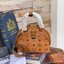 M.C.M Anna Visetos Crossbody Mini กระเป๋าครอสบอดี้ไซส์มินิใบนี้ใช้ประโยชน์จากดีไซน์สุดคลาสสิกของไลน์ Anna ทำให้ได้ผลลัพธ์เป็นแอกเซสซอรี่ร่วมสมัยที่ตรงกับไลฟ์สไตล์ไม่หยุดนิ่ง หนังนุ่ม (Nappa) เพิ่มความโดดเด่นให้ตัวกระเป๋าที่รังสรรค์จากผ้าใบเคลือบผิวล