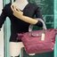 Longchamp LE PLIAGE NÉO TOP HANDLE BAG อีกหนึ่งรุ่นยอดนิยม ที่สาวๆ ต้องมีไว้เก็บไว้สักใบ กระเป๋าโท้ทใบนี้ มาพร้อมกับสีที่มีสไตล์เรียบง่าย มีสายสะพายยาวปรับสั้นยาวได้ช่วยให้คุณสามารถสะพายไหล่ได้อย่างสบาย ในตัวสายปักโลโก้อันเป็นสัญลักษณ์ ในขณะที่ที่ปิดแบบซิ