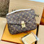 LV Pochette Métis ไอเท็มนำแฟชั่นที่น่าดึงดูดใจอย่างยิ่ง กระเป๋าที่มีรูปลักษณ์ทรงกะทัดรัดและใช้งานได้สะดวก หนังแท้แคนวาสอย่างดีเลยค่ะ ลาย Monogramอัญเป็นเอกลักษณ์ของแบรนด์ เปิด-ปิดแบบกดล็อคอะไหล่สีทองสวยงาม ภายในมี3ช่องกว้างสามารถใช้งานได้หลากหลายและจุของไ
