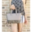 Kate Spade INA Greta Court Glitter Crossbody กระเป๋าถือหรือสะพายใบเล็ก วัสดุหนัง Saffiano สวยหรู ด้านหน้าประดับโลโก้สีทองสวย ก้นกระเป๋ามีดีเทลด้วยGlitter วิ้งๆดูหรู ภายในมีช่องซิปและช่องเล็ก สามารถใส่ ipad mini กระเป๋าสตางค์ใบยาวและของจุกจิกได้เยอะ มีหมุด