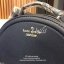 kate spade (spades) Back pack กระเป๋าเป้สะพายหลัง วัสดุหนังpu อยู่ทรง น้ำหนักเบา ใส่ของได้เยอะ ขนาดกำลังดีไม่ใหญ่จนเกินไป ภายในซับด้วยผ้าลายแบรนด์ มีสายสั้นสำหรับถือ สายสะพายยาวปรับได้ 5 ระดับ