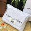 Marc Jacobs Snapshot Bag กระเป๋าแบรนด์ดังจากสัญชาติอเมริกัน นับได้ว่ารุ่นนี้เป็นรุ่นทรงฮิตเลยทีเดียว โดยด้านหน้ากระเป๋าจะเป็นโลโก้แบบโลหะที่เป็นสัญลักษณ์ของแบรนด์นี้ มาพร้อมสายสะพายที่จะสะพายยังไงก็ดูโดดเด่น เพราะขนาดใหญ่ที่สกรีนตัวอักษรโลโก้ ในรูปแบบต่าง
