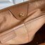 BURBERRY TOTE VINTAGE BAG VIP GIFT WITH PURCHASE (GWP) พรีเมี่ยมกิ๊ฟ Limited Edition จากBURBERRY วัสดุหนังCANVASสลับหนัง เปิดปิดด้วยกระดุมแม่เหล็ก ภายในมีช่องใส่ของโล่งกว้าง พร้อมช่องซิปอีกหนึ่งช่อง สามารถใส่มือถือ ipad ของจุกจิกได้ อีกด้านใส่ของพร้อมหยิบ