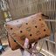 M.C.M MILLIE TOP ZIP CROSSBODY IN VISETOS รุ่นหายากที่สาวๆตามหา เพราะดีไซน์ยูนิค เรียบแต่มีดีเทลความหรู ๆ กระเป๋าสะพายที่มาพร้อมสาย 2 แบบ สายโซ่คล้องไหล่ คล้องแขน และสายหนัง crossbody ให้ปนับใช้ได้ตามใจชอบ วัสดุหนังแคนวาสคุณภาพดี ใช้งานง่ายด้วยซิป ใส่โทรศ