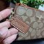COACH F87591 DOUBLE CORNER ZIP WALLET IN SIGNATURE COATED CANVAS คล้องมือรุ่น 2 ซิป!! มาแล้วจ้า 🌟🤗 ไซส์นี้คือเหมาะมือจริงๆ พกง่ายเช่นเคย ไม่ต้องกังวลว่าจะเกะกะหรือกินพื้นที่กระเป๋าหลัก วัสดุหนังแคนวาสเคลือบลาย มีช่องหลักแยก 2 ช่อง ภายในบุผ