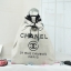 ทรงขนมจีบ premium gift จากแบรนด์ Chanel โลโก้ปัก ผ้า canvas เนื้อหนาอย่างดี มีซับใน ด้านหน้าปักโลโก้แบรนด์หรู จุดเด่นที่เป็นเป้สะพายด้านหลัง หรือสะพายด้านข้างก็ได้