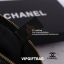 Chanel VIP Gift Coin Keychain Wallet สินค้าใหม่ สวยหรู น่าใช้ฝุดๆ กับสินค้าสมนาคุณ VIP Gift ดีเทลสวยโดดเด่น วัสดุหนังลายคาร์เวีย แต่งลายตารางรอบใบ เปิดปิดด้วยซิป หัวซิปอะไหล่โลโก้แบรนด์ มาพร้อมสายคล้องมือโซ่ร้อยหนัง รุ่นนี้ขนาดกำลังดี พกพาสะดวกมาก สามารถใ