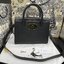 หนังแท้ DIOR Medium ST Honore Tote Collection Fall/Winter 2020-2021 มาในรูปแบบกระเป๋าทรงสี่เหลี่ยมที่ได้มาตรฐาน ทำจากหนังลูกวัว (Calfskin) ลายเกรน ซึ่งสื่อถึงความหรูหราได้อย่างลงตัว ตัวด้ามจับ มีการเย็บเข้าด้านในของกระเป๋าเพื่อเพิ่มความแข็งแรงทนทาน ด้านหน