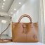 OUTLET 】TORY MCGRAW SMALL DRAWSTRING กระเป๋าถือหรือสะพายข้าง วัสดุหนังวัวแท้ อะไหล่ทอง เปิด-ปิดด้วยสายหนังรูด จะถือหรือสะพายข้างได้Crossbodyได้ น้ำหนักเบาจุของได้เยอะ ด้านหน้าประดับโลโก้แบรนด์ ด้านในมีช่องเล็กสำหรับใส่บัตรใส่ตังค์ได้ มีสายยาว ปรับสายได้ ถ