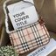 VIP 】Burberry Nova Check Small Shoulder Bag กระเป๋าสะพายไหล่ Vintage Check ที่ถือว่าเป็นสัญลักษณ์อันเก่าแก่ของแบรนด์ ภายในเป็นช่องโล่งกว้าง และมีคุณสมบัติการใช้งานที่ครบครัน อีกทั้งยังเปิด-ปิดง่ายด้วยซิปเดียว มีอะไหล่โลหะสีทองที่ช่วยให้กระเป๋าดูหรูหรามากย