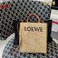Loewe Leather-trimmed Raffia Tote / Loewe Tote Bag กระเป๋าโท้ท รูปทรงสวยงามสานเต็มใบ และยังโดดเด่นด้วยโลโก้ สีโทนอุ่น ทำให้ไอเท็มนี้ ภายในกระเป๋าใหญ่โล่งกว้าง ใบนี้เหมาะกับสายแฟชั่นมากๆ
