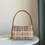 พรีเมี่ยมกิ๊ฟแท้ 100% 】BURBERRY VINTAGE SHOULDER BAG VIP GIFT WITH PURCHASE (GWP) กระเป๋าสะพายไหล่ พรีเมี่ยมกิ๊ฟ Limited Edition จากBURBERRY วัสดุหนังPVC สวยหนังนิ่ม ตัดด้วยสายหนังสีน้ำตาลเข้ม