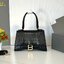 BALENCIAGA Hourglass top-handle tote bag กระเป๋าสะพายแบรนด์หรูซิกเนเจอร์ ที่มาพร้อมดีไซน์โดดเด่น มีความโฉบเฉี่ยว โค้งมนเหมือนพระจันทร์เสี้ยว เพิ่มความสวยสะดุดตาด้วยการตกแต่งอักษร B เมทัลลิก