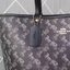 COACH 91107 REVERSIBLE CITY TOTE WITH HORSE AND CARRIAGE PRINT ใช้ได้ 2 ด้าน 🔺ทรง Tote รุ่นแนะนำค่ะ!! วัสดุ pvc อย่างดี นิ่มยวบตัวสวย ลายรถม้าทั้งใบค่ะ (ในไทยหายากค่ะลายนี้) 📌สามารถใช้ได้ทั้งด้านในและด้านนอกนะคะ สวยทั้ง2ด้านเลยทีเดียว เป็น