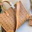 หนังแท้ M.C.M Visetos Anya Shopper Tote With Makeup Bag / M.C.M Tote Bag กระเป๋าทรงช็อปปิ้ง ขนาดน่าใช้ ภายในเป็นช่องโล่งกว้าง จุของได้เยอะ งานหนังแท้ทั้งใบ มีหมุดรองฐานกระเป๋าอย่างดี มาพร้อมสายยาวถอดได้ ในราคาสุดคุ้มน้า งานดีเกินราคาแบบนี้ สาวๆห้ามพลาดจ้า