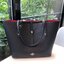 COACH MARKET TOTE กระเป๋าถือใบใหญ่ทรง TOTE ทรงกระเป๋าสวยหรู กระเป๋าใบใหญ่ใส่ของได้เยอะ Tote bag อีกหนึ่งรุ่นฮิต ให้พื้นที่จุของกว้างขวาง เชื่อว่าต้องเคยผ่านตาสาว ๆ มาก่อนแน่นอนค่ะ เพราะเป็นกระเป๋าที่ใช้งานง่าย สะพายไหล่ไปได้ทุกที่ ทุกโอกาส ด้วยขนาดของกระเ