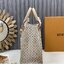 TOP ORI หนังแท้ | LV OnTheGo PM bag Azure Blue/Sand Beige กระเป๋าสะพายทรงโท้ท ในคอลเลกชัน LV Romance หนังแท้หรูหราประดับชาร์มแท็กกระเป๋าเดินทางมีชีวิตชีวา