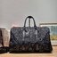 LV KEEPALL 50B SNOW BAG กระเป๋าเดินทางสุดคลาสสิค ประจำฤดูกาล Winter 2022 สไตล์สปอร์ต ทึ่ใครๆก็เฝ้ารอ ไอเท็มที่จะทำให้การเดินทางไม่ธรรมดาอีกต่อไป ด้วยดีเทลความเป็นเอกลักษณ์ เรียบแต่หรู ดีไซน์ลายปักความเป็นเอกลักษณ์ผสาน ลวดลายโมโนแกรมฟลาวเวอร์ ลงบนผ้าไนลอนร