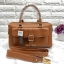 CHRISTIAN SIRIANO BOWLING BAG New arrival ! กระเป๋าถือหรือสะพายข้างได้ วัสดุหนัง pu. คุณภาพดี หนังสวย นำ้หนักเบา ดีไซน์ vintage สุด classic ด้านหน้ามีช่องกระดุม แม่เหล็ก 1 ช่อง เปิดปิดกระเป๋าด้วยซิป ภายในกว้าง และจุ มีช่องซิป และช่องเล็ก มาพร้อมสายสะพายยา