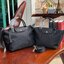 8สี พร้อมส่ง Longchamp LE PLIAGE NÉO TOP HANDLE BAG (medium size) อีกหนึ่งรุ่นยอดนิยม ที่สาวๆ ต้องมีไว้เก็บไว้สักใบ กระเป๋าโท้ทใบนี้ มาพร้อมกับสีที่มีสไตล์เรียบง่าย มีสายสะพายยาวปรับสั้นยาวได้ช่วยให้คุณสามารถสะพายไหล่ได้อย่างสบาย ในตัวสายปักโลโก้อันเป็นสั